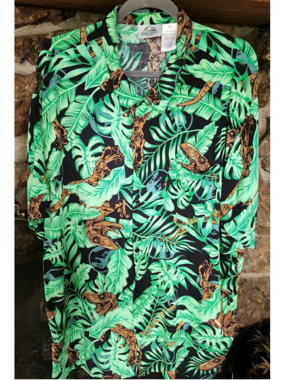 Jurassic World Mens Shirt 2XL Short Sleeves Button Down Pocket Raptors Dinosaurs